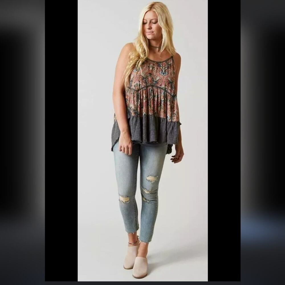 Gimmicks by BKE Babydoll Top Womens L Paisley Knit Boho Peasant Tiered EUC